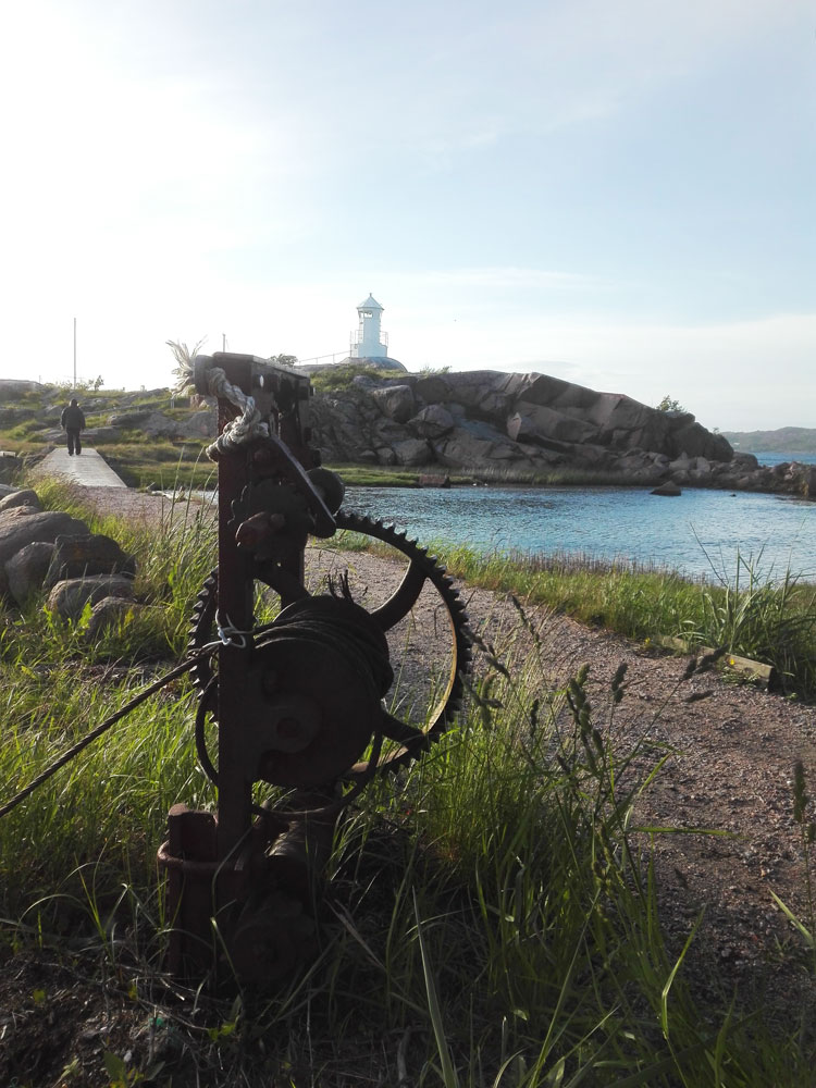 Kalvens fyr och gamla båtupptagningsanordningar i förgrunden