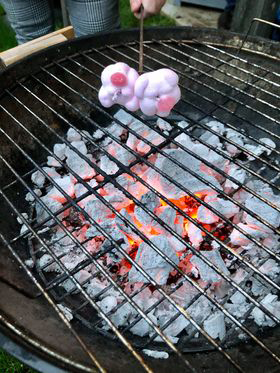 Grillning av juleskum i form av små skära grisar