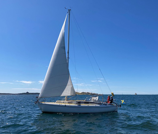 Coquille seglar förbi