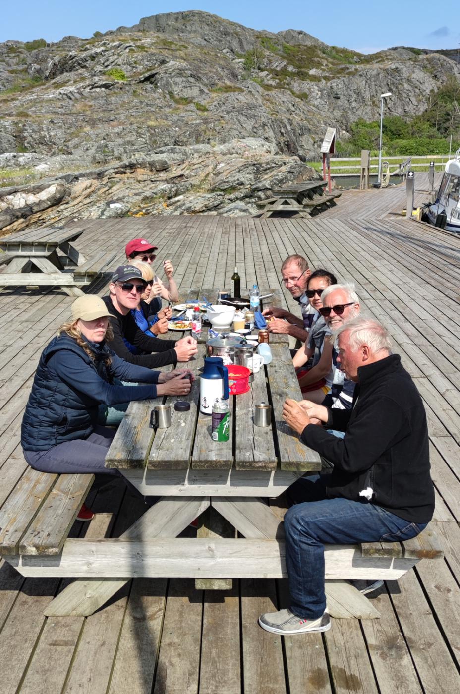 lunchätare utomhus på brygga